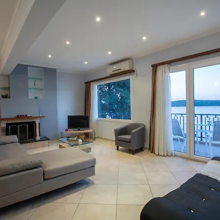 Agoritsa Beachfront With Its Own Pontoon نيدري