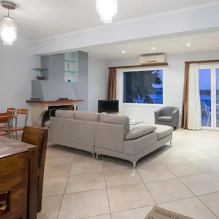 شقة Agoritsa Beachfront With Its Own Pontoon