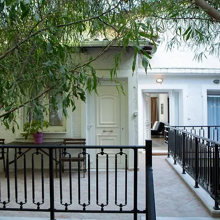 شقة Agoritsa Beachfront With Its Own Pontoon