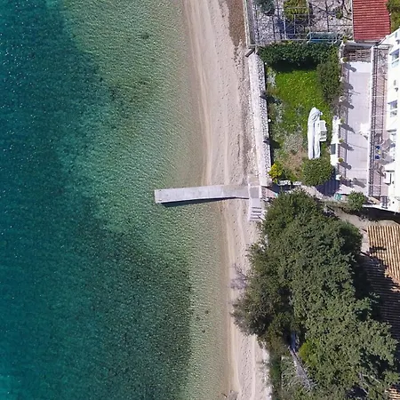 아파트 Agoritsa Beachfront With Its Own Pontoon