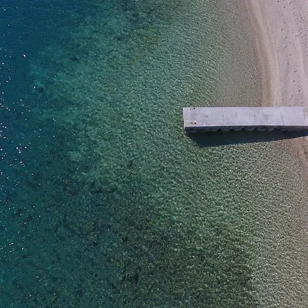 아파트 Agoritsa Beachfront With Its Own Pontoon *
