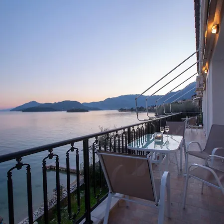 아파트 Agoritsa Beachfront With Its Own Pontoon *