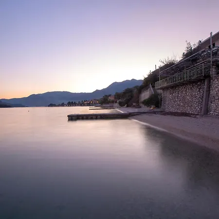 Apartment Agoritsa Beachfront With Its Own Pontoon *