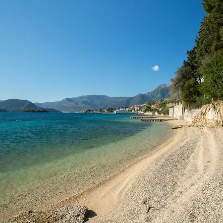 Apartment Agoritsa Beachfront With Its Own Pontoon