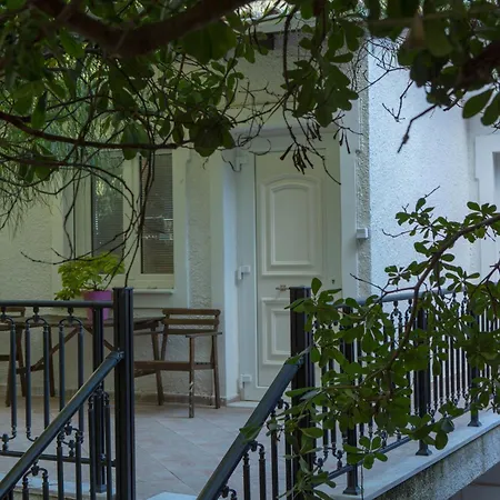 아파트 Agoritsa Beachfront With Its Own Pontoon *