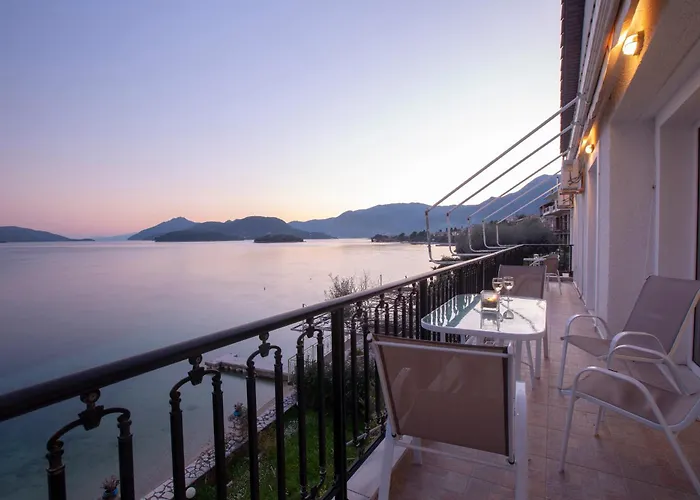 Apartment Agoritsa Beachfront With Its Own Pontoon Nydri (Lefkada)